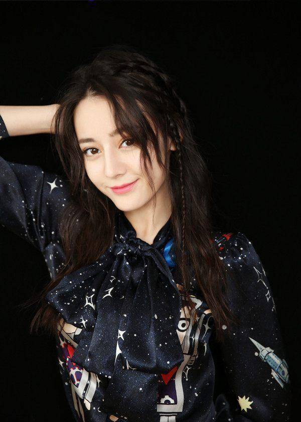 杨幂旗下四大女艺人同框,论颜值和大长腿,迪丽热巴只能排第二_李溪芮