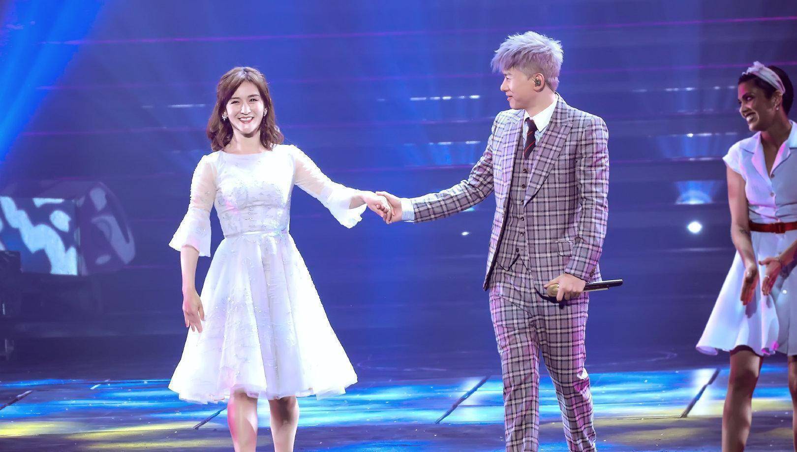 那个时候谢娜已经是家喻户晓的女主持人,而张杰则是刚刚靠选秀节目