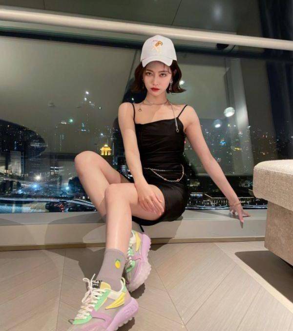 许佳琪成团后愈发"不羁",穿短裙还撕掉一块,不料意外显腿长_时尚_黑色