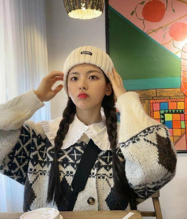 杨超越不愧颜值天花板,针织发带 双麻花辫元气满满,甜美又俏皮_美感