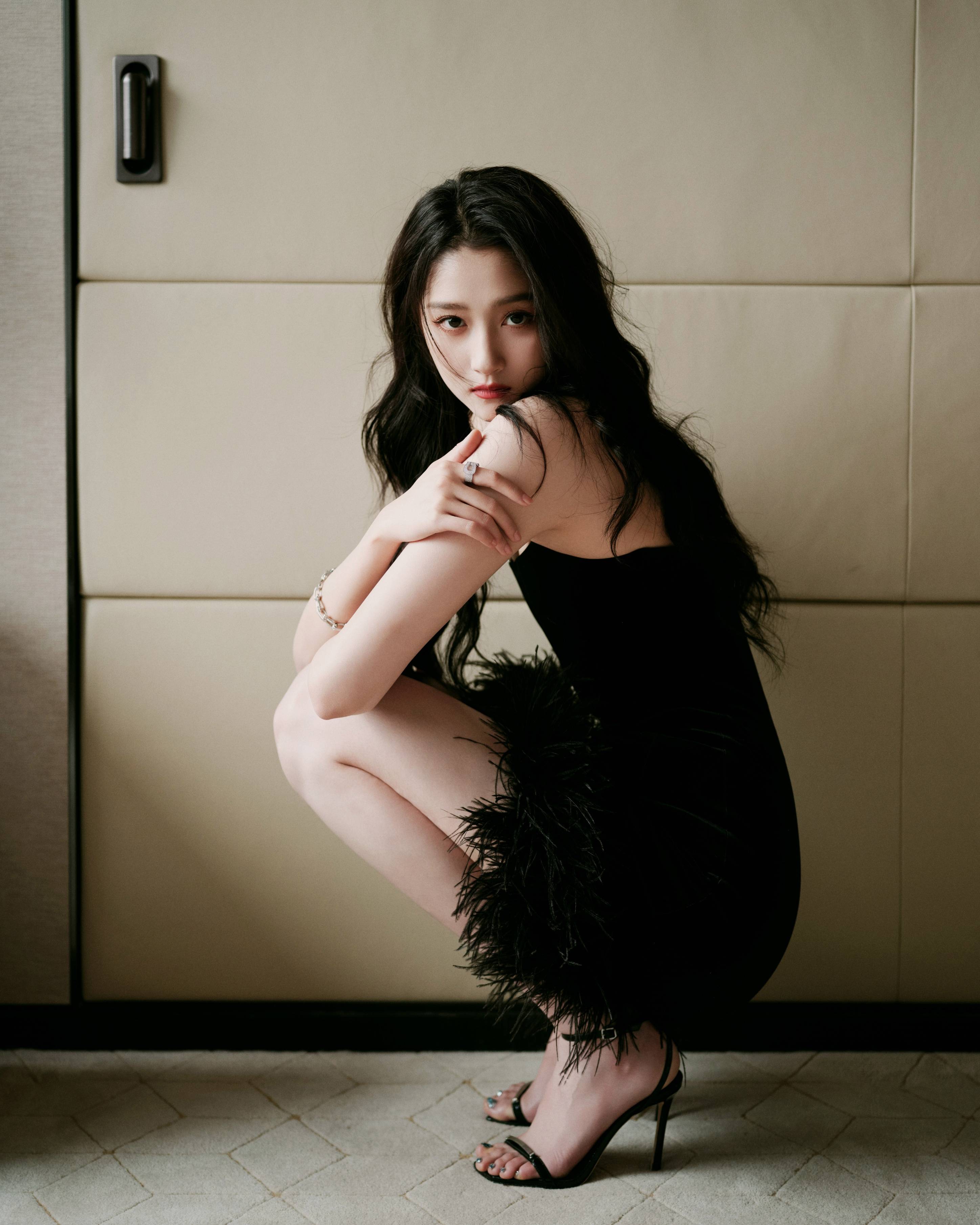 关晓彤-黑色抹胸流苏包臀裙-长腿玉足图片分享_身材_时尚_气质