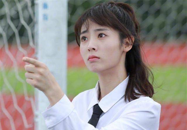 演"学生"最像的女演员,谭松韵还好,而她37岁看着却像高中生_吴倩