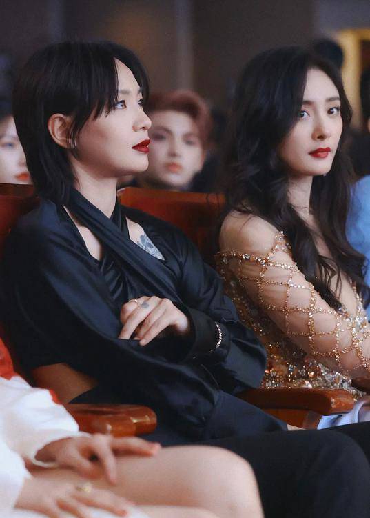 杨幂和周笔畅不愧是铁闺蜜,笔笔担心杨幂裙子太短,举动超暖心_关联_晚