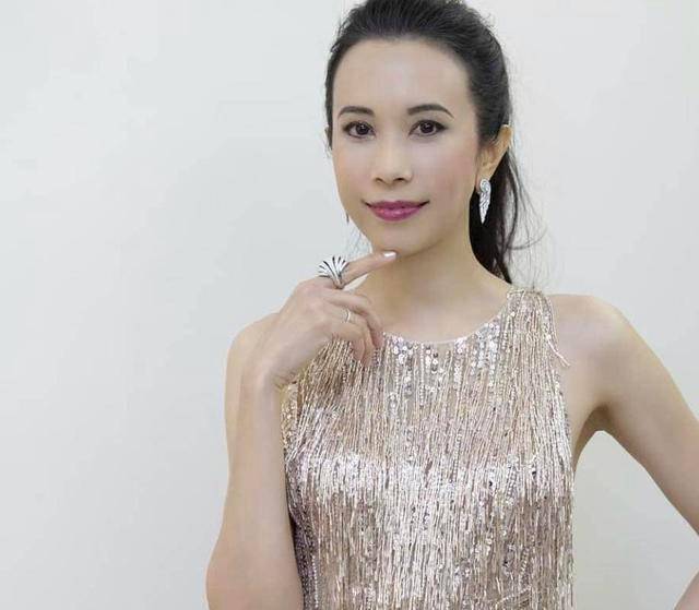 莫文蔚跟丈夫四手联弹庆生,全裸海报曾轰动一时_社交_事情_老公