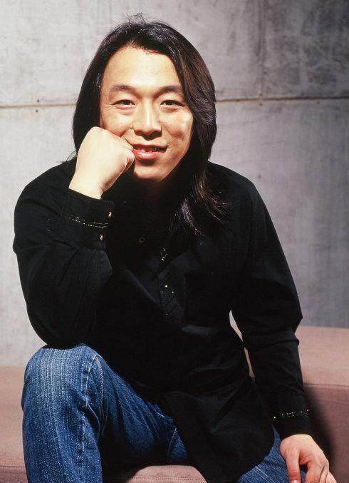 薛之谦1983年出生于上海,在2005年从选秀节目《我型我秀》中出道,当时