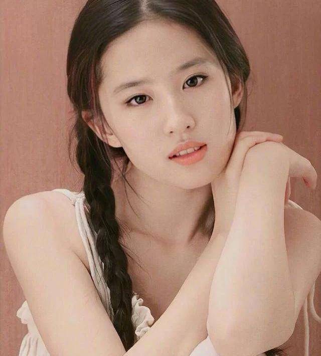 杨采钰晒新发型,撞脸未来准干女儿刘亦菲,细节看出感情状态_陈金飞