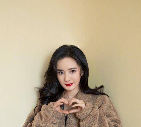 杨幂比心照上热搜了?到底是怎么回事?_暴风_英雄_国安