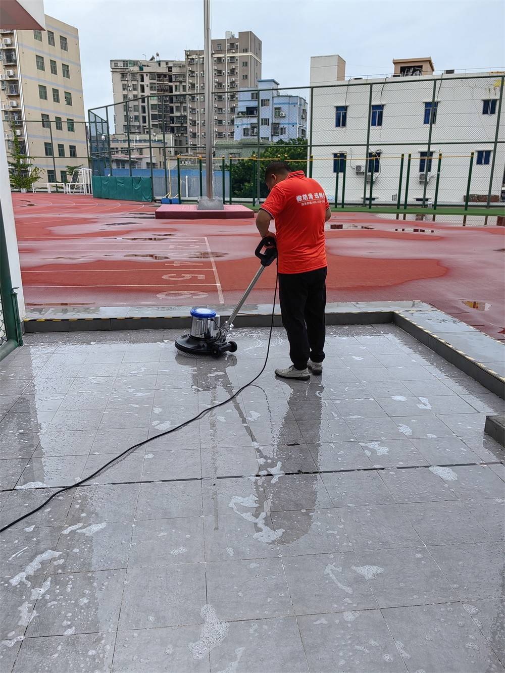 学校瓷砖防滑剂的优势以及施工流程_地面_形象_学习效果