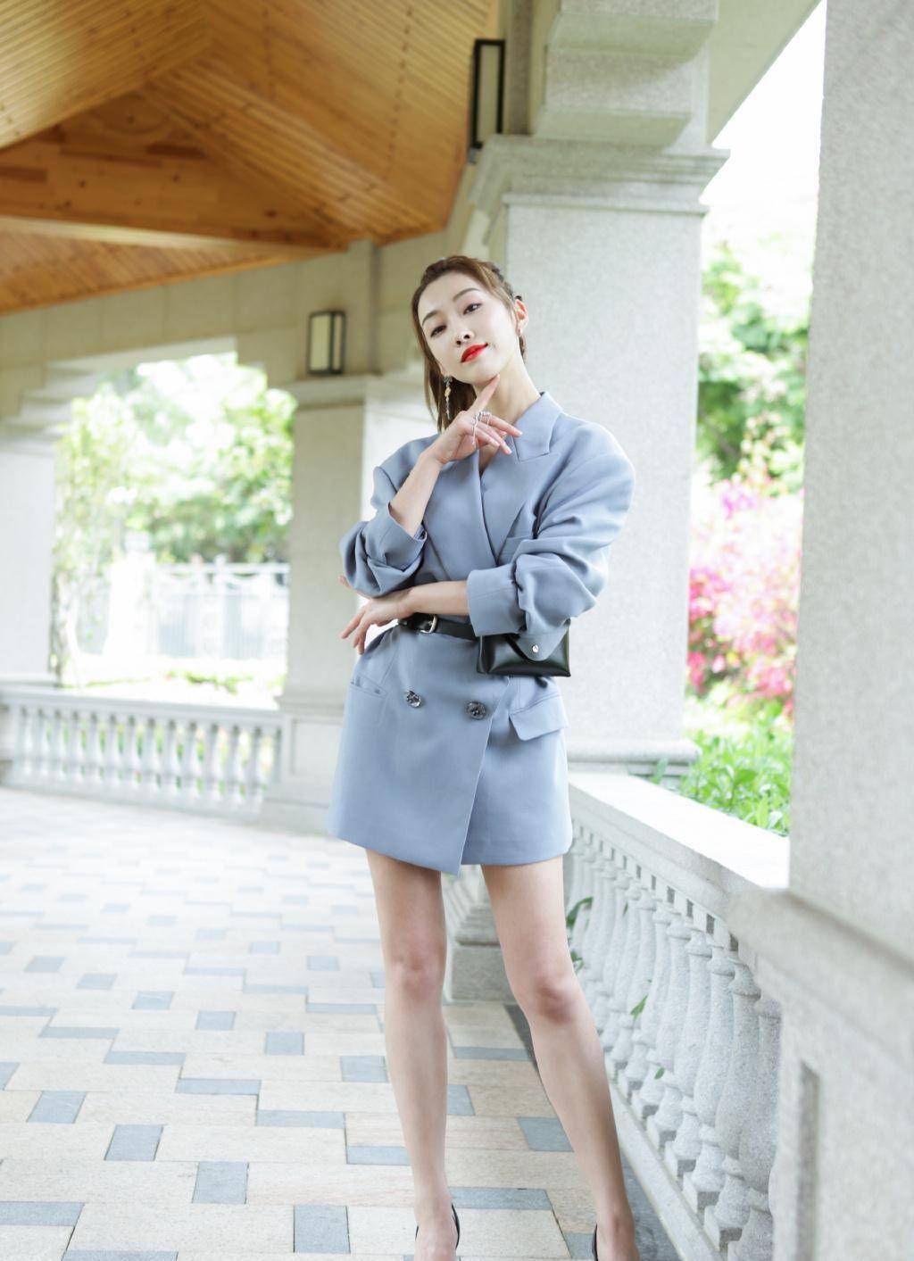 宣璐穿灯笼袖连衣裙出镜,秀美腿却被耳环抢镜,网友:太甜蜜了_效果_的