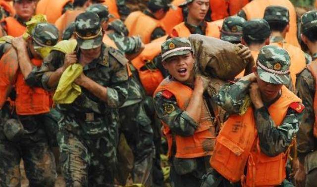 抗洪老將董萬瑞,98年搶險,57歲5天5夜沒閤眼,築起了一道人牆_軍人