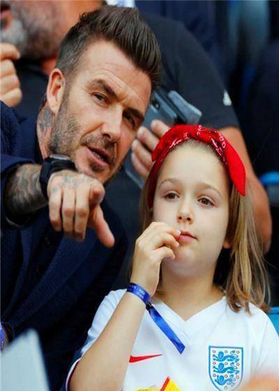 小七戴眼镜被指学习压力大,维多利亚表示:女儿很快乐并且爱臭美