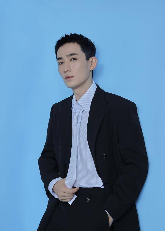 新晋人气男神朱一龙,黑色的条纹西装配寸头,不愧是小哥喜欢的人_文艺
