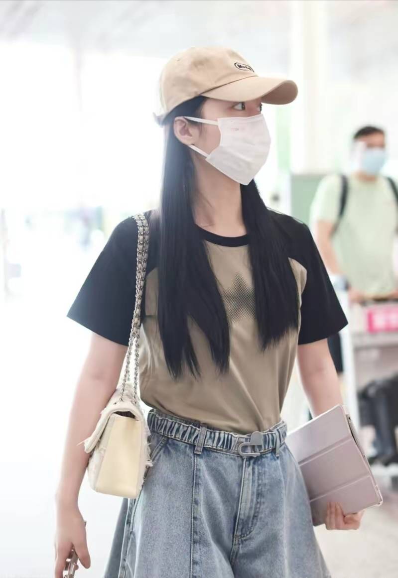 邓恩熙穿裙式的牛仔短裤,搭配拼接t恤衫,清新时尚_秒杀_其它_版型