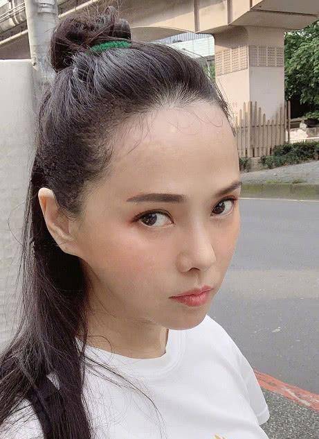 伊能静晒女儿"米粒"近照,小脸小眼很可爱,很有妈妈年轻的风采_时候