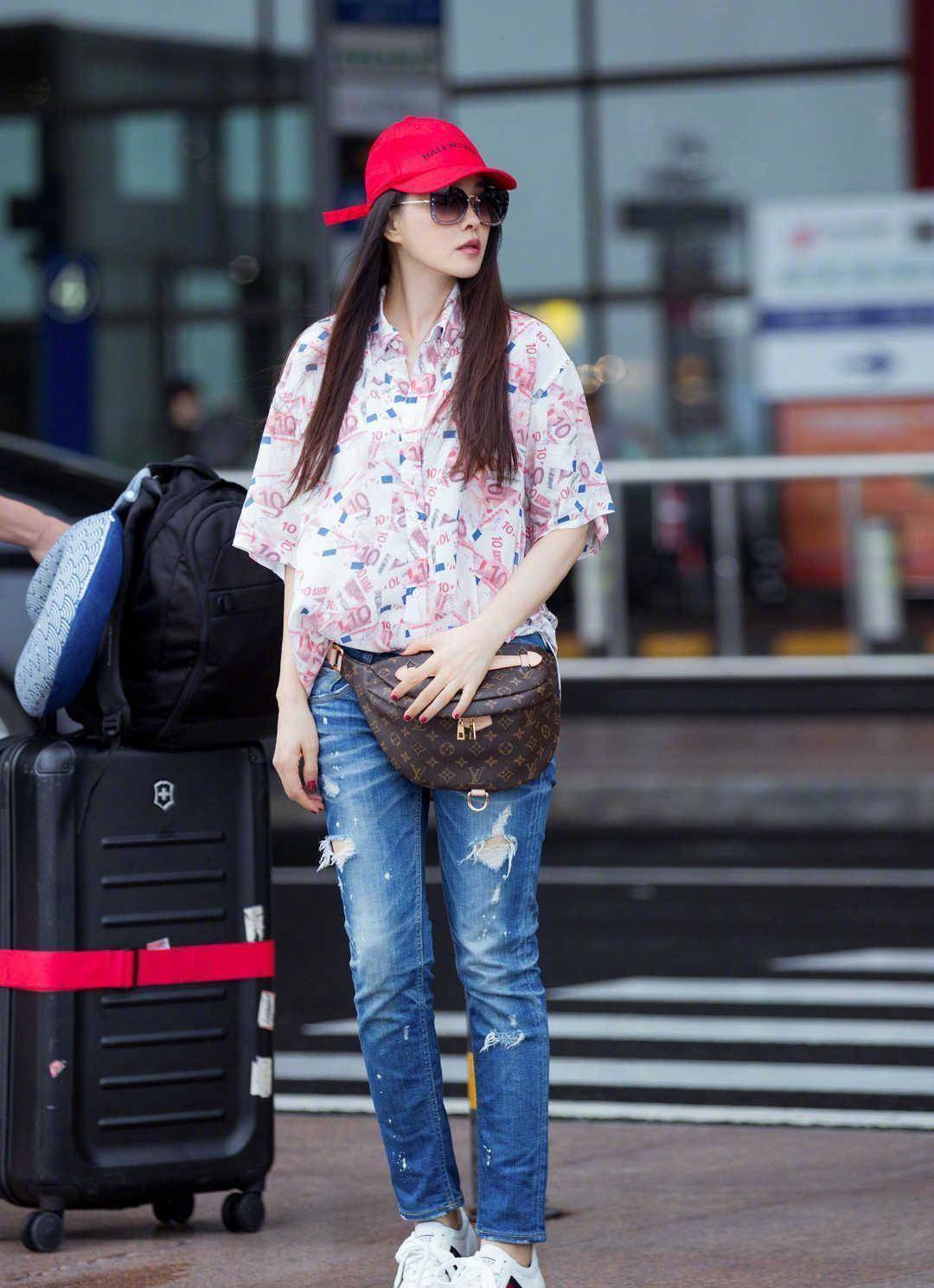 伊能静,秦昊又秀恩爱,都穿大衣时尚减龄,哪看得出相差10岁?