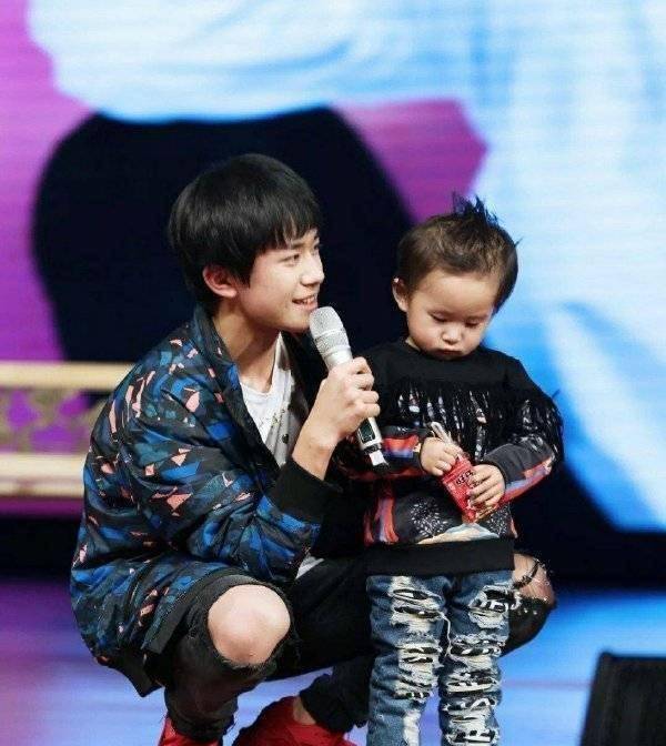 易烊千玺8岁的天才弟弟 易烊昱华_教育_父母_大佬