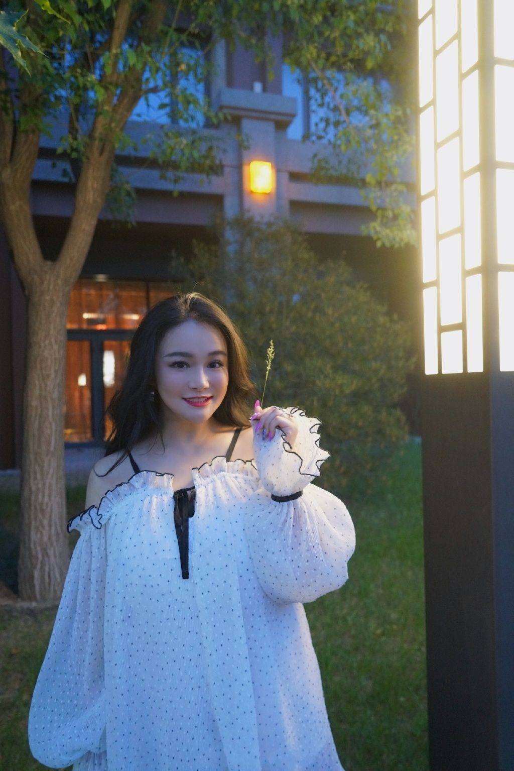 "拳王的女人"冉莹颖惊艳,生仨娃身材没咋变,穿吊带裙曲线养眼_造型