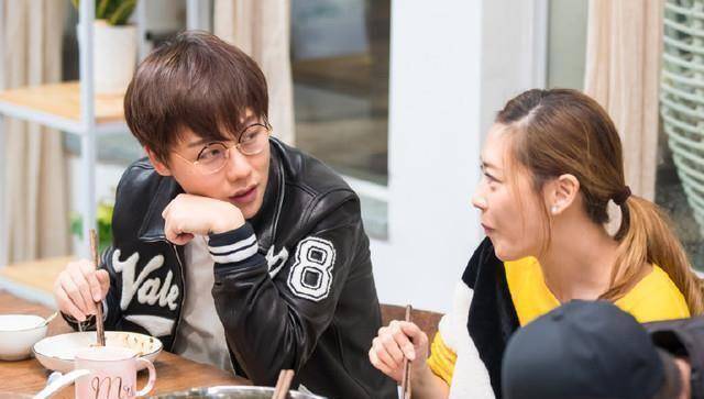 应采儿男闺蜜到访,俩人相谈甚欢,一旁陈小春的表情亮了_刘维_节目