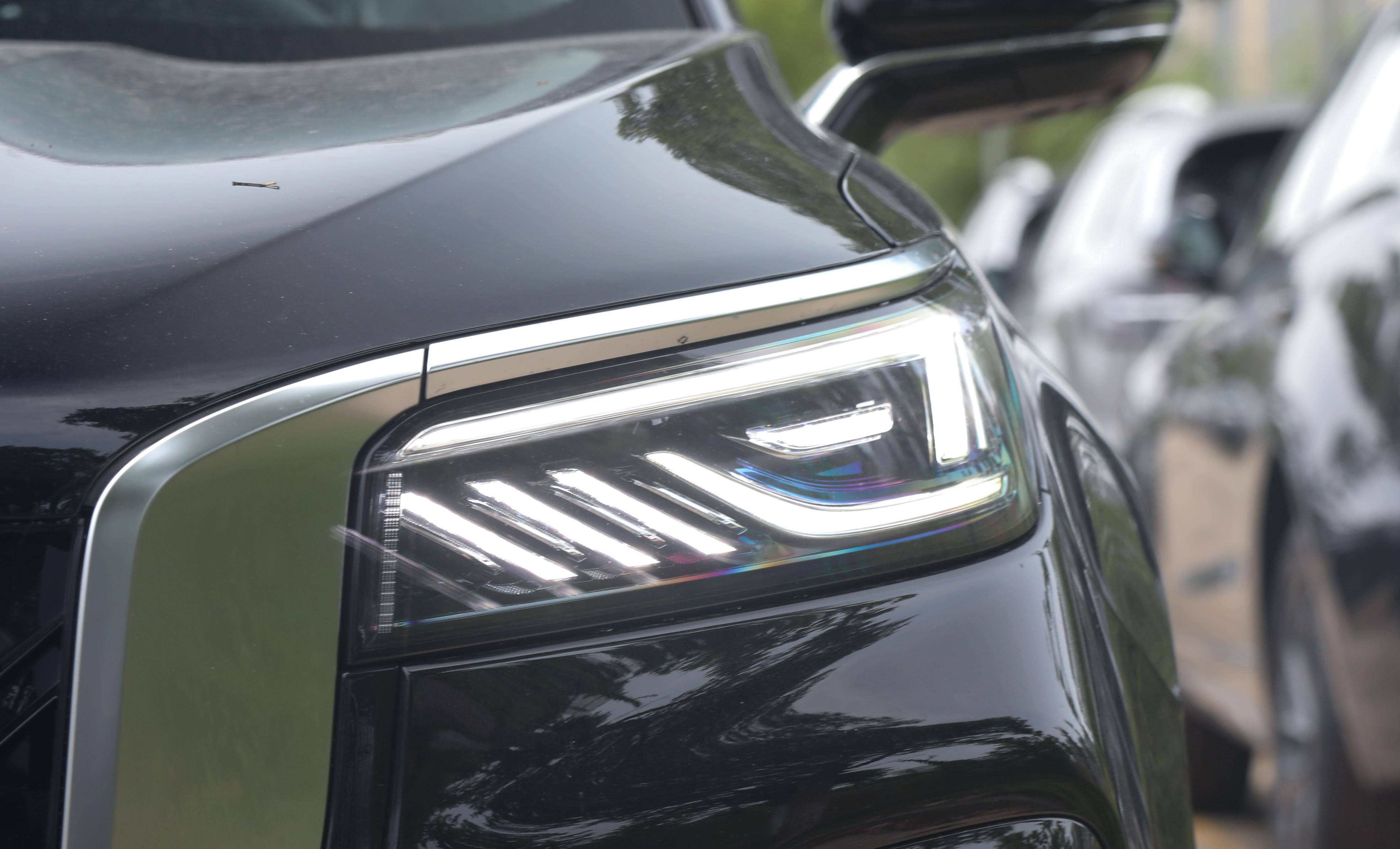 0t 智联旗享版前灯也有大的变化.新车车灯采用分体式的设计.