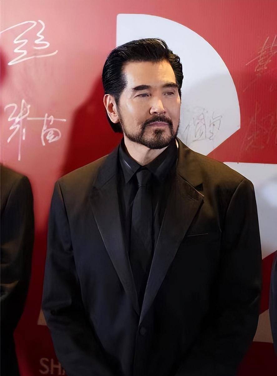费翔久违露面,留络腮胡让人心动,一把年纪身材却比小年轻还挺拔_西装