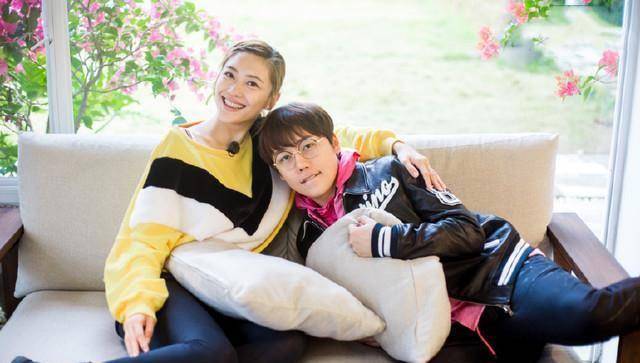 应采儿男闺蜜到访,俩人相谈甚欢,一旁陈小春的表情亮了_刘维_节目