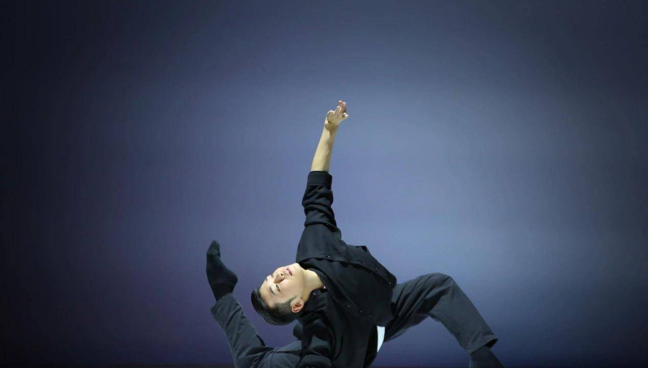 侯佩岑和潘玮柏也毫不吝啬给出了"伟大的艺术家","超越