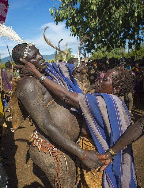 非洲部落奇怪风俗图片