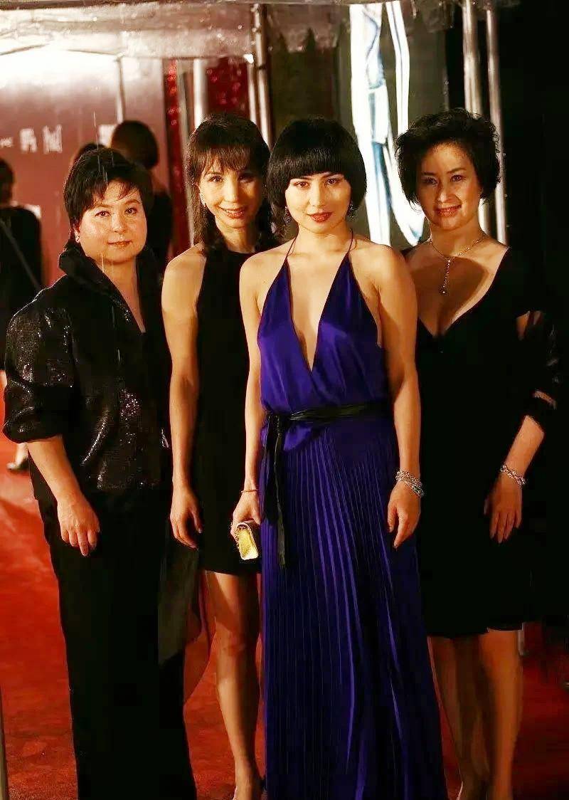 何超仪强凹造型,却没有何超琼那么抢眼_着装_时尚_女性