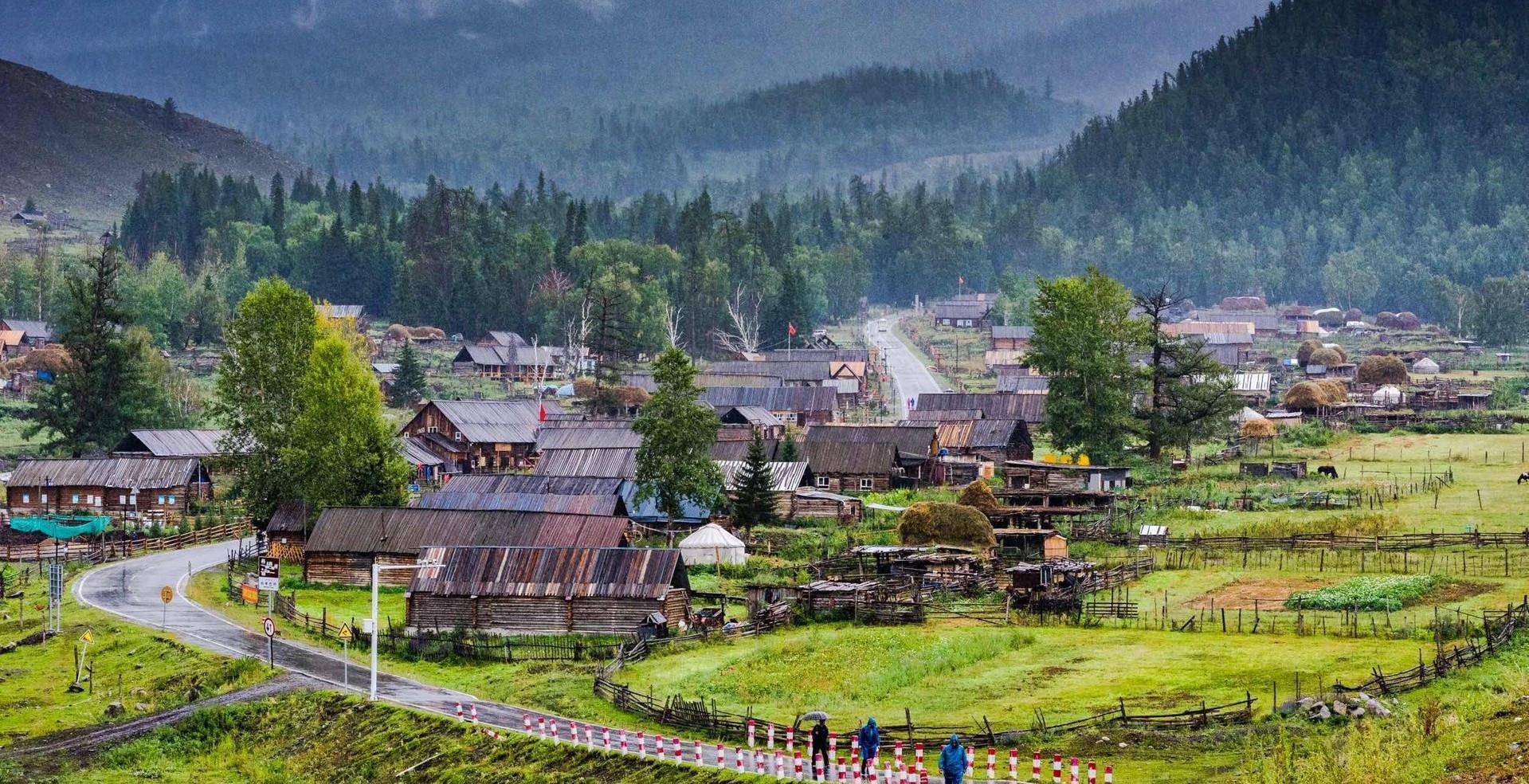 白哈巴村位于新疆阿勒泰地区哈巴河县,紧邻边界,是图瓦人聚居的小村落