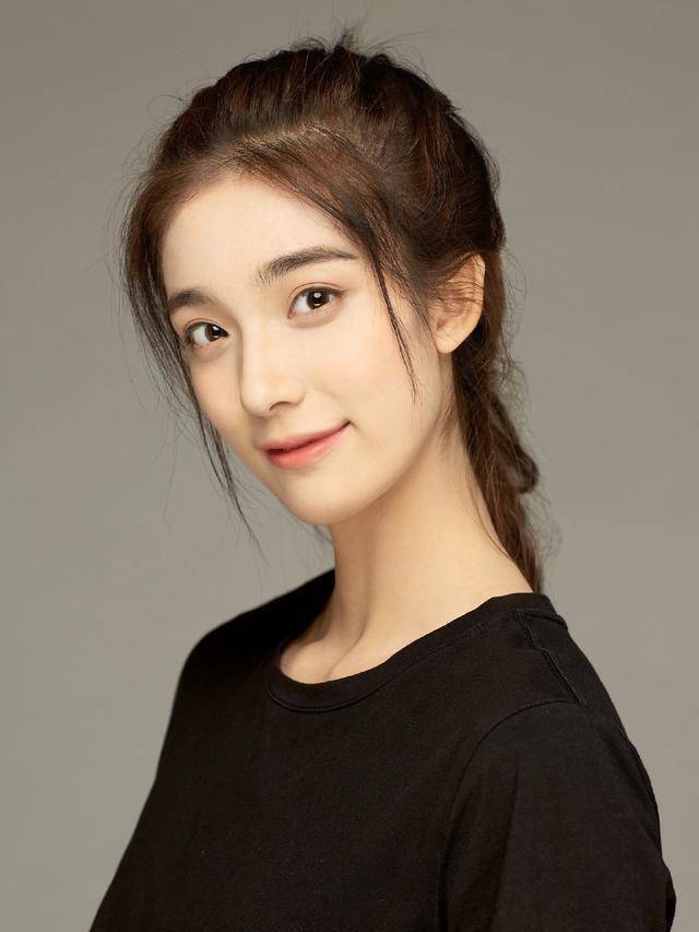 因《小欢喜》出道,是r1se夏之光女友,她还参演了黄景瑜新剧_钟丽丽_剧