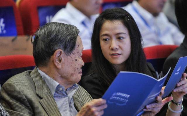 杨振宁对翁帆说：我去世后，鼓励你再婚，翁帆十三字回复让人动容-杨振宁和翁帆离婚