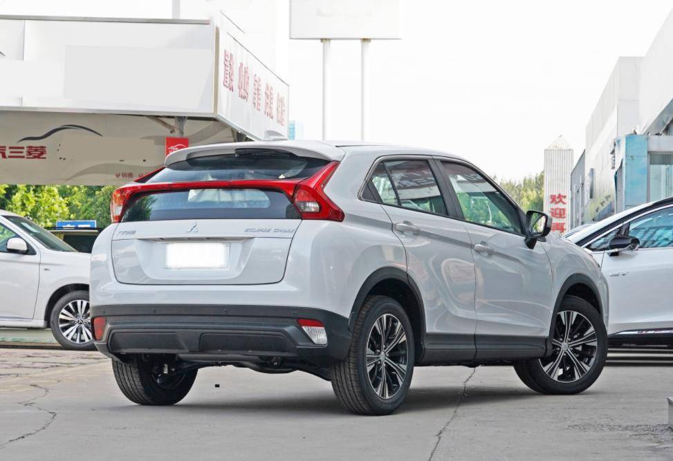 内饰氛围过于沉闷令人失望的是,2022款三菱奕歌在内饰上依旧没有做出