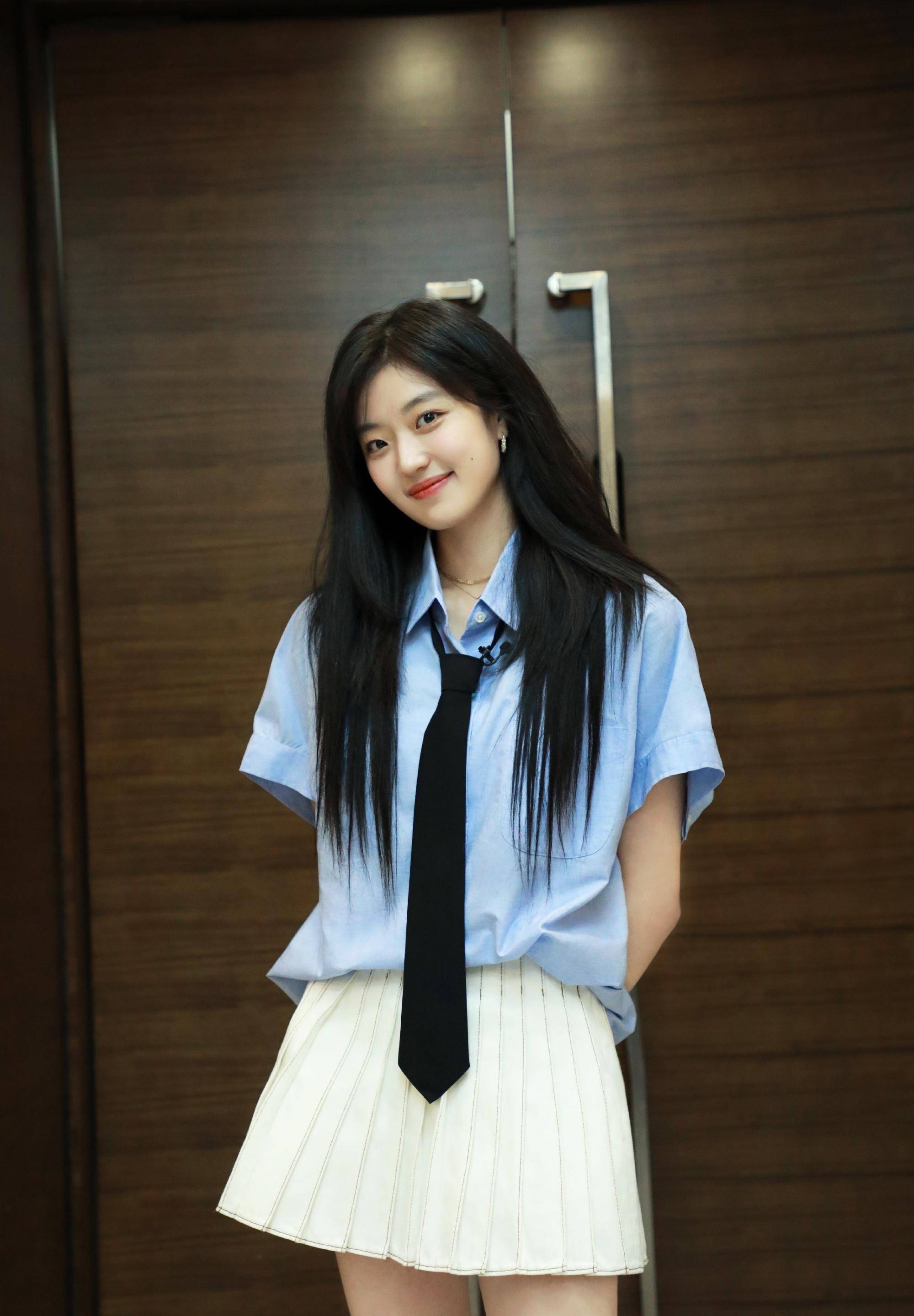 孙千《你好星期六》学院风,蓝衬衫白短裙,大长腿好好看_自然_角色