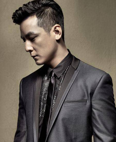 看过吴彦祖照片的人都会觉得他长得帅,他的帅气是男女老少通吃的.