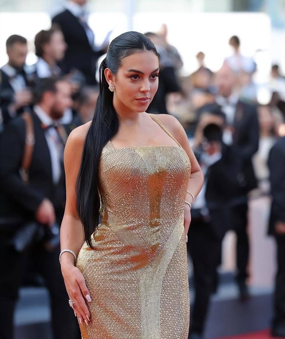 超模伊莲娜穿银裙亮相!