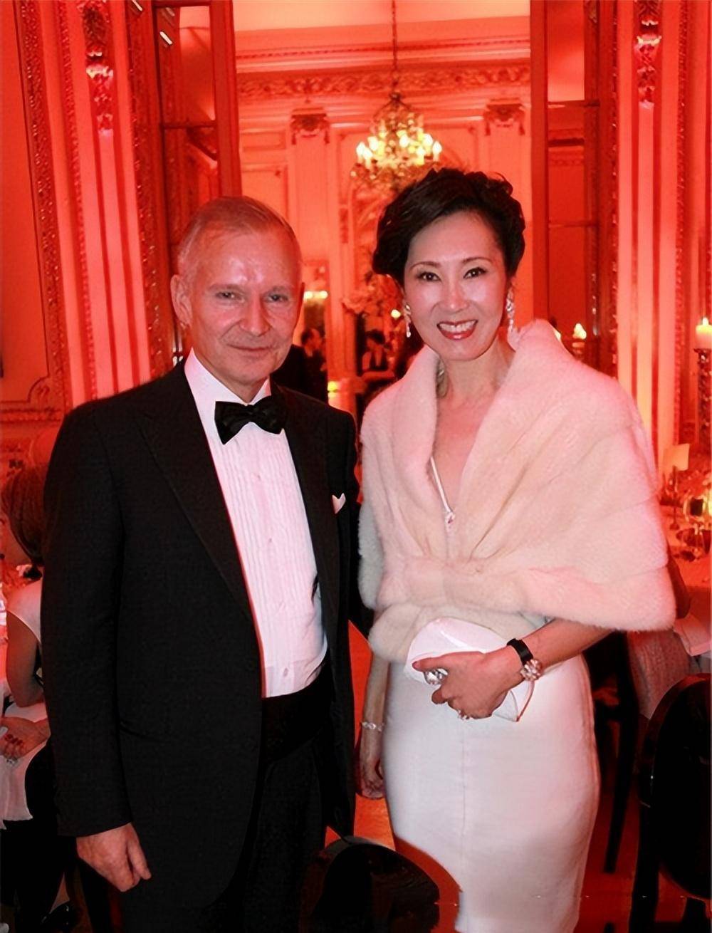 29岁京东夫人遇上59岁万达夫人,终于知道年轻在气质面前不值一提_林宁