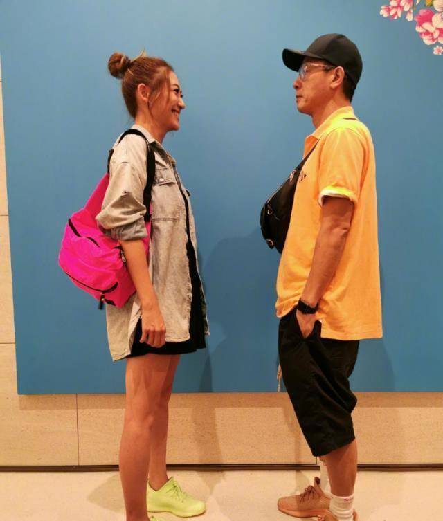 应采儿发文为jasper庆生,晒一家三口合照五官神似,满满的幸福_陈小春