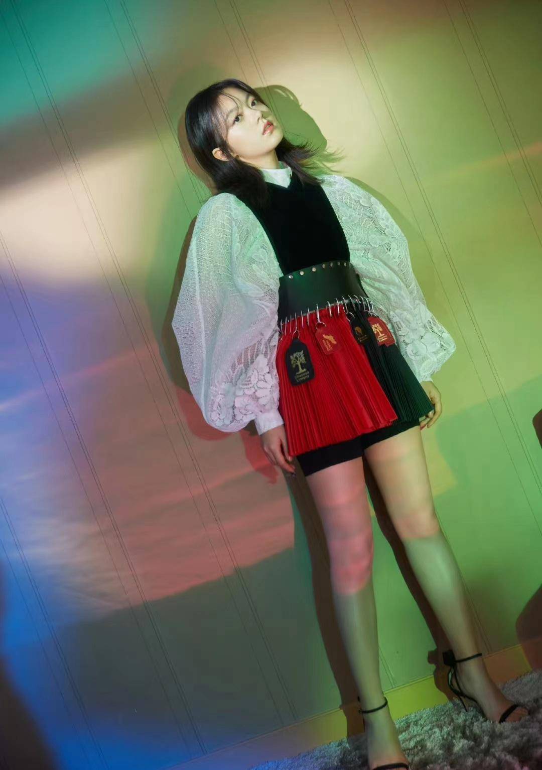 还将修长笔直的双腿淋漓尽致地呈现出来,凸显出赵今麦挺拔的身材