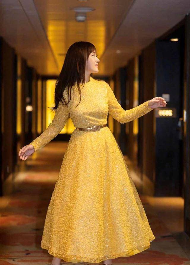 杨钰莹真是不老女神,卷发搭配连衣裙现身活动时髦减龄,魅力十足_气质