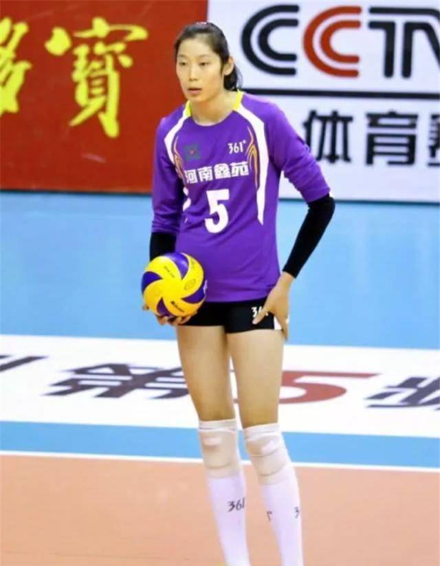 有种"美少女战士腿"叫朱婷,别人穿着长裤袜,只到她半腿!