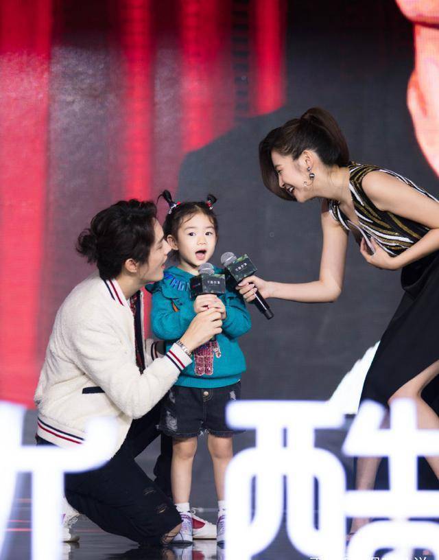 戚薇女儿参加活动气场强大,台下却因一只鸟秒怂,李承铉全程起哄_lucky
