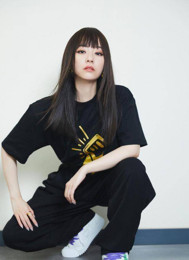 有种"少女感"叫张靓颖留长发,剪齐刘海美成高中生,哪像36岁_发型_黑长
