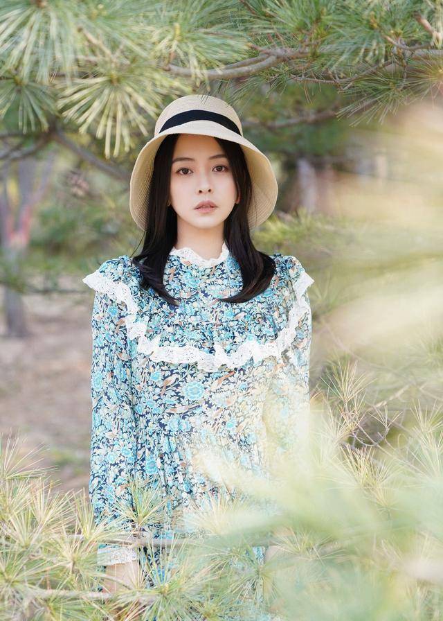 余心恬渔夫帽搭配碎花长裙,清纯又淑女,文艺范十足_小姐_扮演者_无心