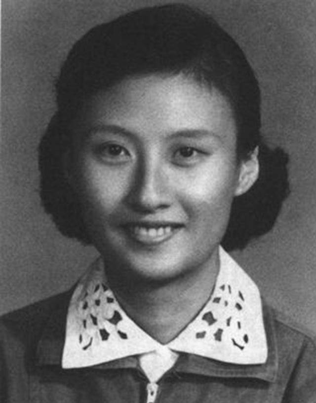 郭元彤长得很帅,性格温柔,他当时是剧团里的指挥,指挥起来更帅,本来就