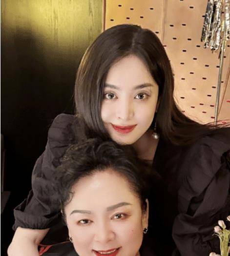 古力娜扎罕见晒全家福!