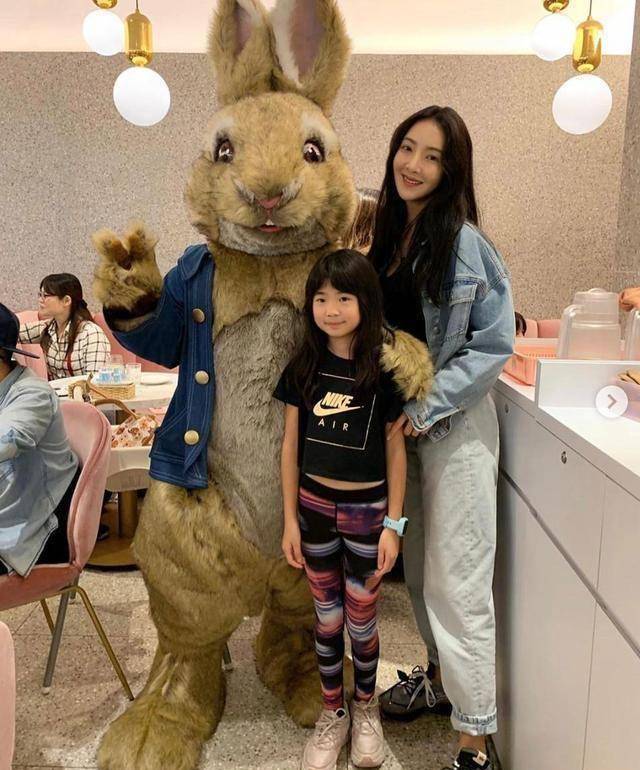 有种"长大"叫曹格女儿,如今瓜子脸大长腿,美到不认不出_爸爸_姐姐