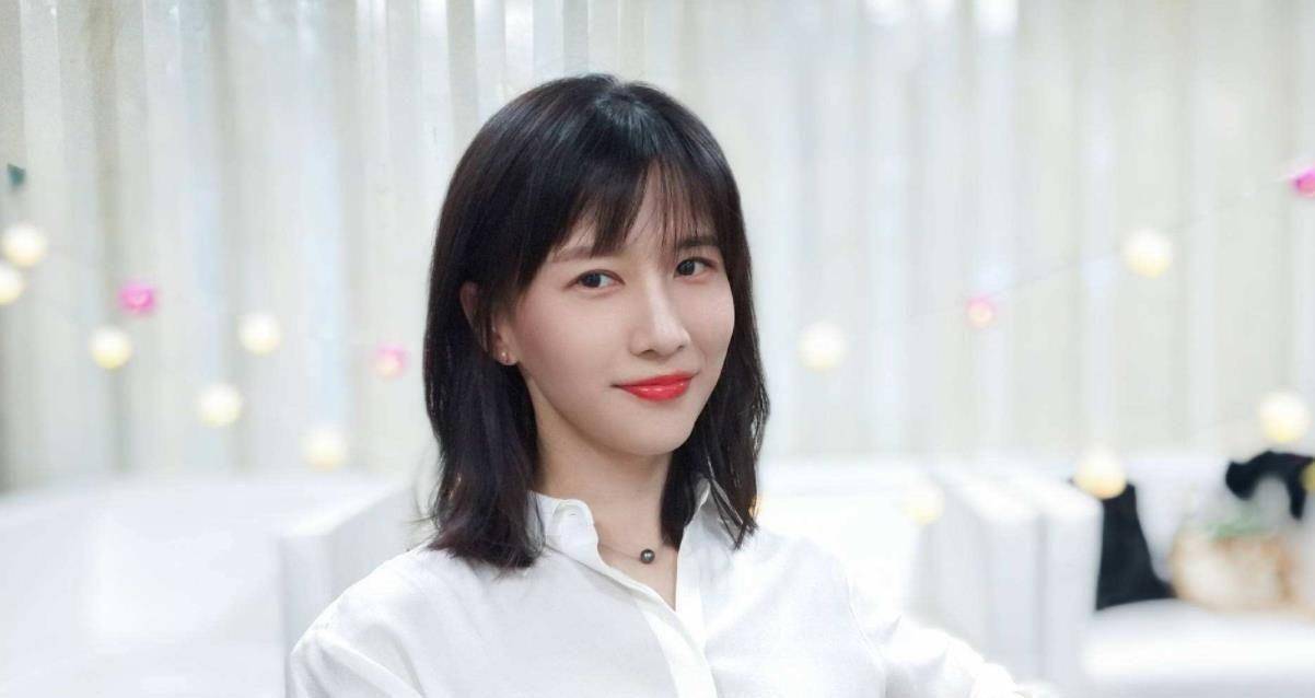 有种"结婚照"叫papi酱,别人都淡妆穿白衬衣,她却与众不同_丈夫_家庭