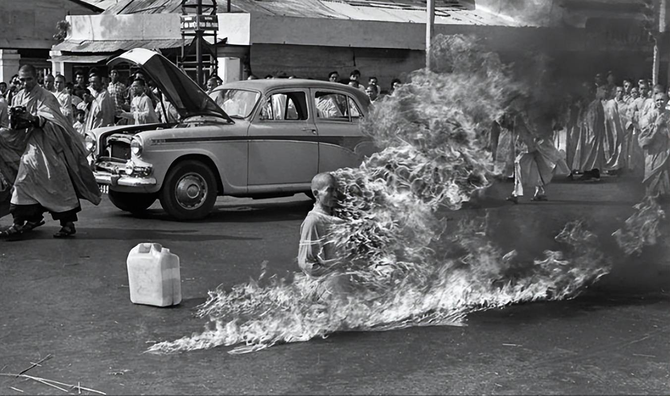 释广德身上僧众护送释广德前往自焚处当时报道这个事件的记者malcolm