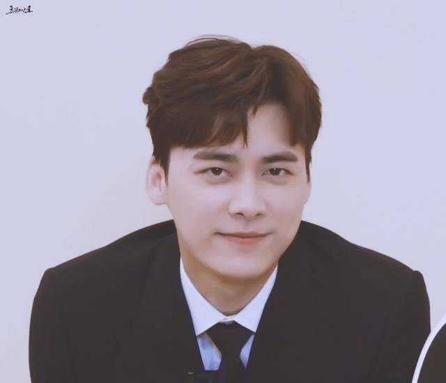有颜又有梗,李易峰太招人喜爱了,"我到现在才处于叛逆期"_好男儿_活动
