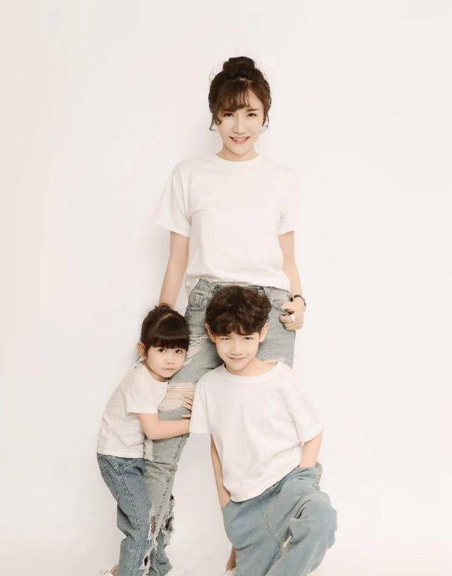 杨烁王黎雯一家高颜值,父子档携手走机场表情成亮点_儿子_镜头_感觉